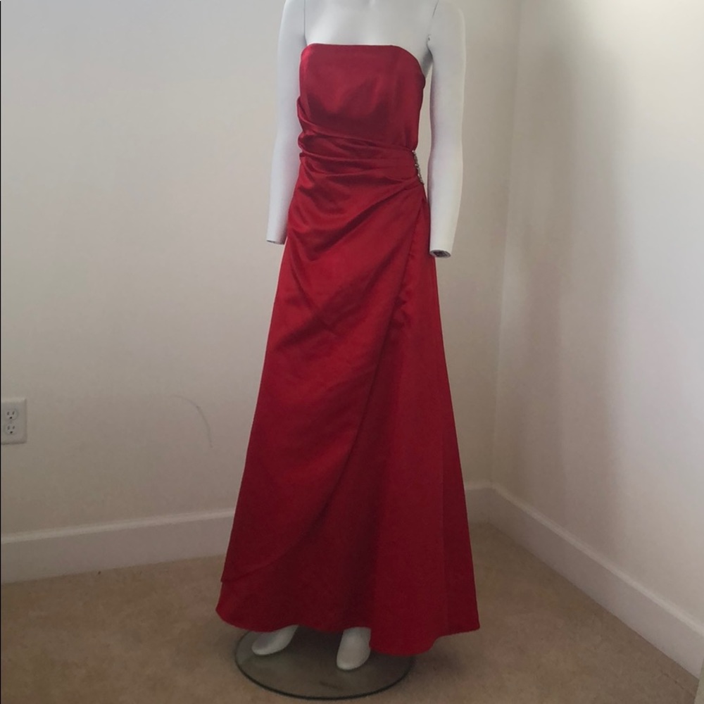 David’s Bridal 8567 Red Satin Strapless Ruched Bridesmaid Gown Size 4